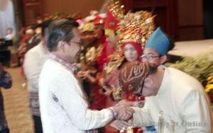 Sony Riza Windyagiri menerima penghargaan Anugerah Budaya dari Wakil Presiden Boediono, Rabu (6/7). (Foto: Pikiran Rakyat) files/user/4/anugerah-kebudayaan-2011-boediono.jpg