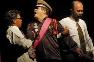 Pementasan lakon "Gubernur Nyentrik" produksi Gaung Ekspos di Gedung Teater Utama Taman Budaya Sumbar, Padang, Rabu (9/11) malam. (Foto: ANTARA/Iggoy el Fitra/Koz/mes/11) files/user/4/gubernur-nyentrik.jpg
