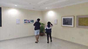 KATARUPA – Pengunjung tengah menyaksikan karya yang ditampilkan dalam Pameran Kata Rupa di Taman Budaya Provinsi Bali, Denpasar, Bali, Minggu (13/10/2019). files/user/4/pengunjung-tengah-menyaksikan-karya-yang-ditampilkan-dalam-pameran-kata-rupa.jpg