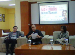 Rektor Unpad Ganjar Kurnia bersama istri Rendra Ken Zuraida saat jumpa pers pementasan 'Mastodon dan Burung Kondor', Jumat (6/1) (foto: CJ-Dwi/reportase.com) files/user/762/mastodon-dan-burung-kondor_rektor-unpad_ken-zuraida.jpg
