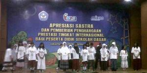 Para pemenang lomba menulis yang diselenggarakan bersamaan dengan Konferensi Penulis Cilik berfoto bersama sebelum menerima penghargaan di Gedung A, Kemdikbud, Jakarta, Rabu (28/11/2012). files/user/762/pemenang-lomba-di-konferensi-penulis-cilik.jpg