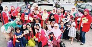 Komunitas Ibu-ibu Doyan Nulis yang biasanya berkomunikasi melalui dunia maya mengadakan jumpa darat di kawasan Jalan Soekarno-Hatta, Bandung, Selasa (31/1/2012) lalu. (Foto: KOMPAS/TOTOK WIJAYANTO) files/user/4/iidn-jumpa-darat.jpg