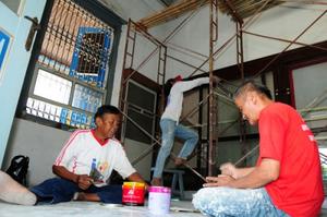 Para pekerja sedang sibuk mempersiapkan bahan untuk melakukan renovasi bangunan Museum Radya Pustaka, Kamis (5/9/2013) | Foto: Maksum Nur Fauzan files/user/4/renovasi-bangunan-museum-radya-pustaka.jpg
