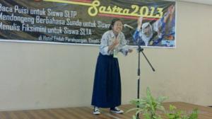 Salah seorang peserta lomba baca puisi pada "Festival Sastra 2013" sedang membacakan sajak pilihannya. Acara ini digelar Balai Bahasa Jawa Barat di Hotel Endah Parahyangan, Kamis-Jumat (17-18/10/2013). files/user/762/festival-sastra-2013-jawa-barat.jpg