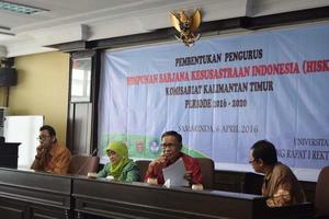 Suasana rapat Hiski Kaltim, kemarin (6/4). Mursalim (dua kanan) komit menjaga keutuhan budaya dan sastra Kaltim. files/user/762/pembentukan-hiski-kaltim.jpg