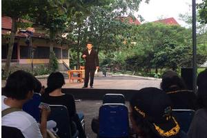 MONOLOG: Penampilan Teater Kendai dari Jakarta dengan naskah Tembakau di Hatedu 2017 di Solo, Jawa Tengah, (26/3). files/user/762/teater-kendai-jakarta-di-solo-2017.jpeg